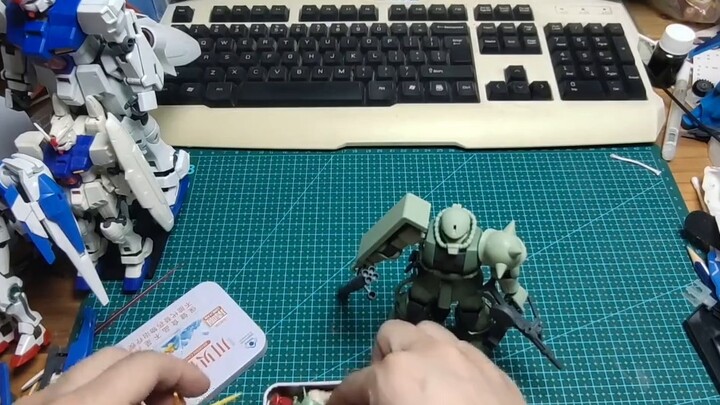 Bandai Gravity Front Zaku tôi mua với giá mười tệ đã về. Người bán đã trực tiếp bóp nát gói hình bát