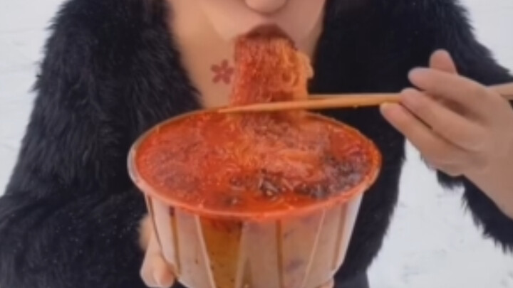 Mi pedas meledak, minum mi!