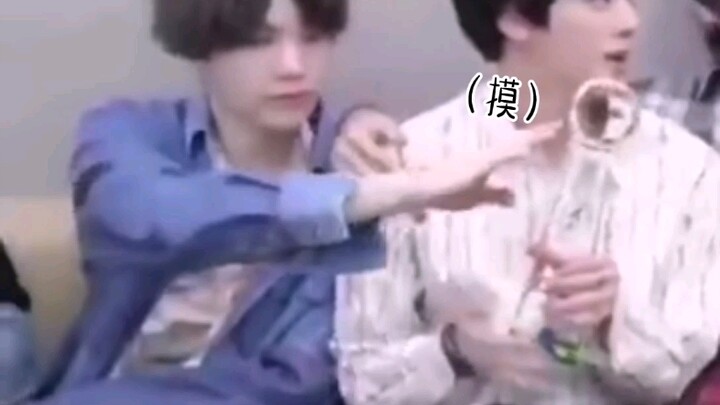 “يا أخي، أريد أن ألمس.” “حسنًا… ممنوع اللمس…”