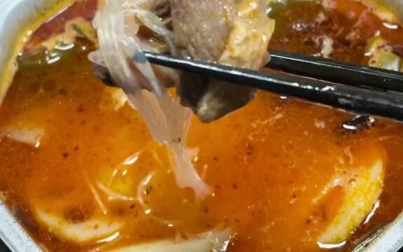 สามคนที่บ้านลุยปอกปู 300 ตัวเพื่อจะได้กินก๋วยเตี๋ยวเส้นเหนียวหน้าไข่ปูสักชาม!