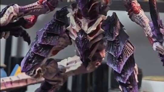 Hive Tyrant có kích thước Warhammer Darksource (thực tế nhỏ hơn một chút)