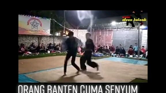 cuman bisa senyum