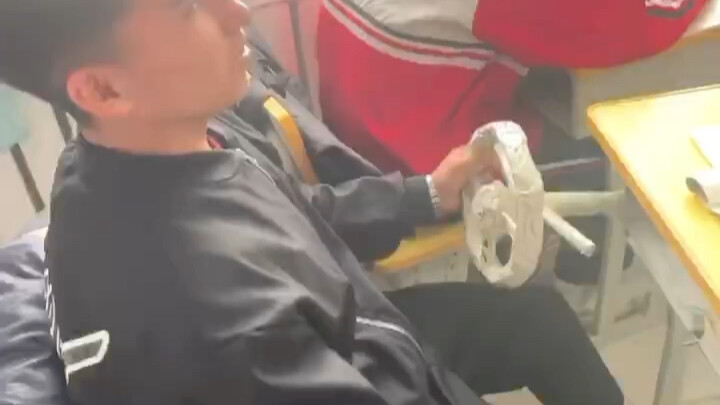 นักเรียนมัธยม BYD ขับรถเมล์ในโรงเรียน คะแนนบน Douban 114.514 จนตัวเองยังทนไม่ไหว