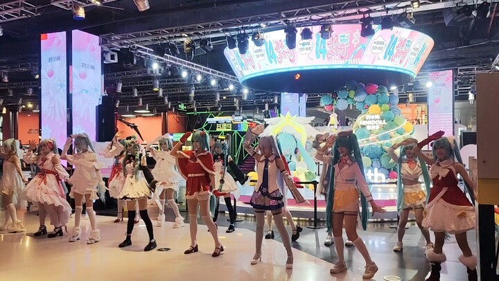 Click to watch 20 Hatsune Miku dancing the scallion-swinging dance