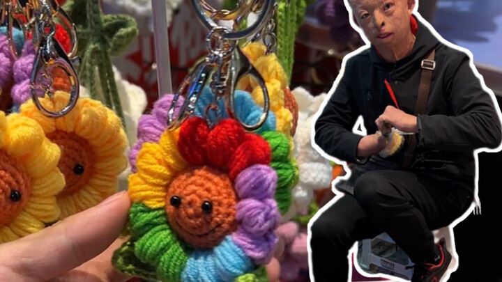 เจอแผงสานงานแฮนด์เมดกลางถนนเข้าโดยบังเอิญ! เจ้าของร้านเคยโดนไฟลวก แต่สานได้สวยมากเลย ลูกเสือตัวเล็กน