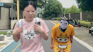 Jangan khawatir. Aku tidak bermaksud jahat, aku hanya ingin melihat tas punggungmu yang penuh dengan