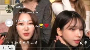 صدمة! مغنية الفرقة الرئيسية تكشف فجأة عن أخبار العودة خلال البث المباشر للاحتفال بالذكرى الثانية!