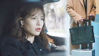 Cinderella menyedari bahawa dia telah salah menyalahkan CEO dan mencarinya dengan cemas.