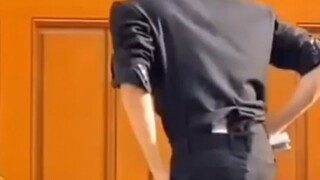 Vai rộng, eo thon, chân dài miên man, thần tượng này đúng là bị chứng cuồng dáng người bẩm sinh đấy