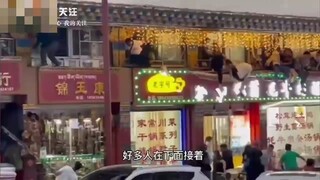 A nearby employee recounts how customers jumped from a burning hotpot restaurant in Kangding, Sichua