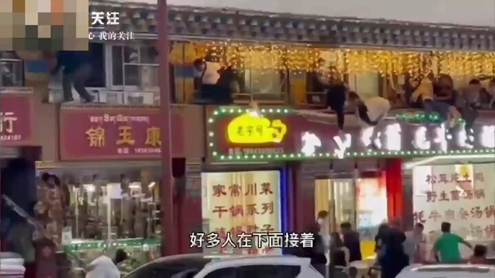 隔壁员工讲述四川康定一火锅店起火顾客跳楼：起初以为有人打架