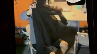 بعد أن قال crush ليلة سعيدة، لم ينم بعد.