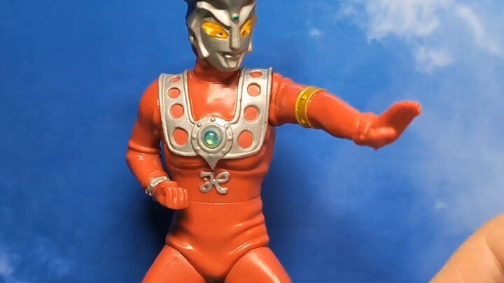 Gacha Bersinar Ultraman Leo dengan Komedo