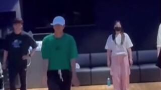 Chủ đề nóng hổi trên mạng Hàn Quốc! Anh chàng mặc áo xanh này thực sự nên ra mắt! Đã 16 năm trôi qua