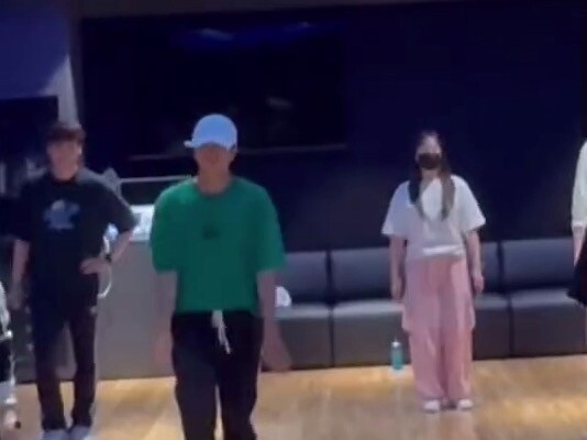 Hot topic on Korean internet! The guy in green should really debut! It's been 16 years since his deb