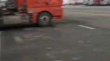 Nhân viên trạm trung chuyển bỏ chạy hết rồi, kho hàng bùng nổ đơn, tôi cũng dương tính rồi. Đơn hàng