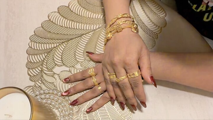When She Says, “I’ll Wear Just a Little Gold!” 😂✨