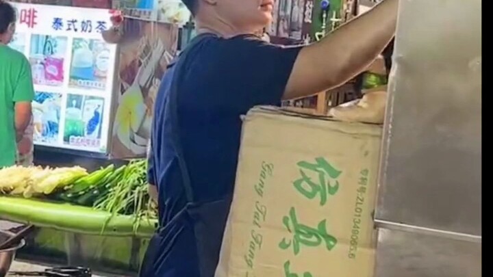 女生逛夜市发现烧烤摊老板神似张国荣