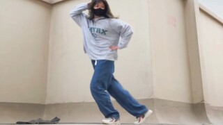 رقصة "الرياح تهب في الصيف" قصيرة وجميلة، أحب كلا الإصدارين من الرقصات.