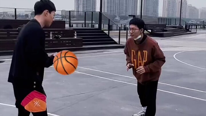 โปรดชมการแสดง “การแสดงไร้วัตถุ” ผู้แสดง: โจวรุ่ย โจวดุน