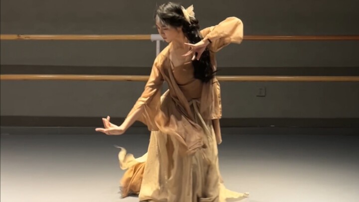 เมื่อแสงเปลี่ยน ห้องเต้นทั้งห้องก็กลายเป็นเวทีของฉัน