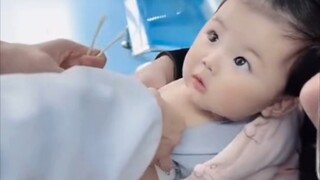 Em bé: Y tá ơi, cô có thể chích cháu được không?