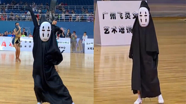 女孩穿成无脸男参加国标舞比赛，神态呆萌动作滑稽有趣，评委笑喷