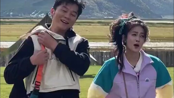 Bai Lu’s latest street snap features another little performance, and Zhou Shen is laughing so hard h