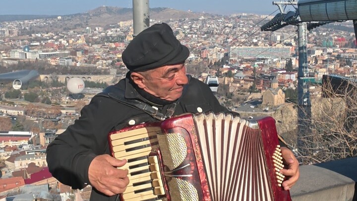 Di Tbilisi, Georgia, secara tak sengaja bertemu dengan seniman jalanan yang memainkan lagu kita