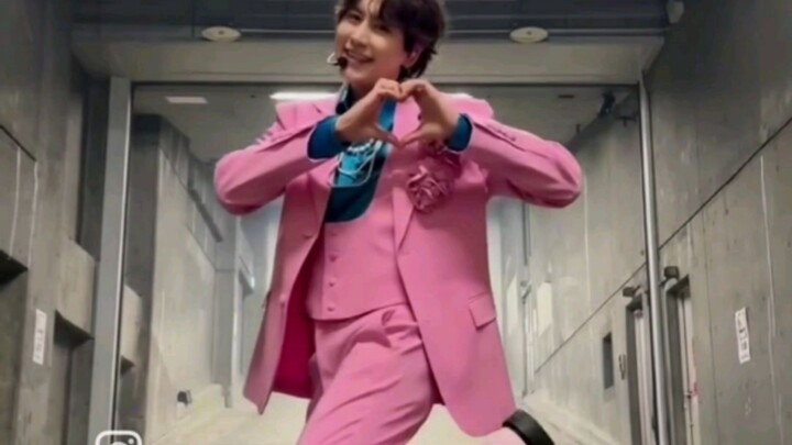 Kyuhyun ternyata menari dengan sangat menggemaskan seperti ini.