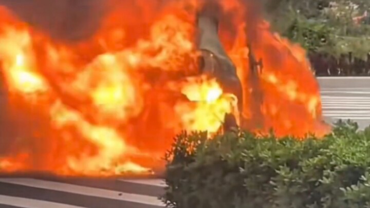 Lexus terbakar habis hingga tinggal kerangka saat sedang melaju! Pemilik perempuan: setelah api munc