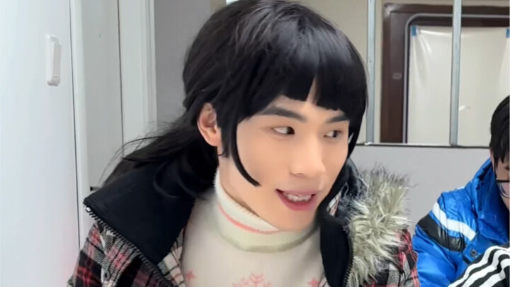 أنا فقط أخبئ جروحي بالفرح.