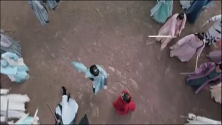 红衣女侠护男子，真的很拼命。道士被女侠双脚踩踏
