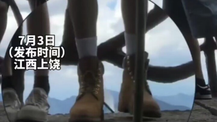 เด็กชายกลุ่มหนึ่งถ่ายวิดีโอด้วยกันบนภูเขา และพวกเขาก็ตะลึงหลังจากถ่ายได้เพียงไม่กี่วินาที... "การปีน