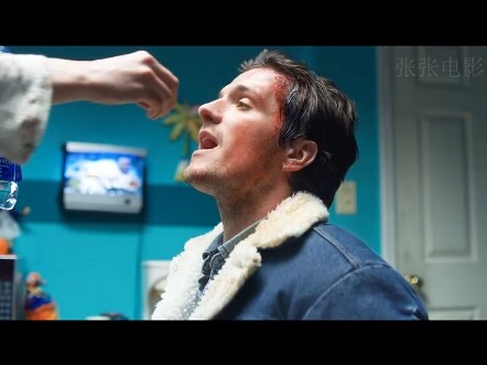 男人在加油站抢劫，反被店里小职员强暴