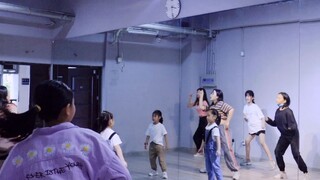 舞蹈课终于对调皮小萝莉下手了！