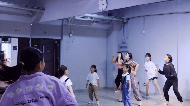 The dance class finally took action against the naughty little Loli!