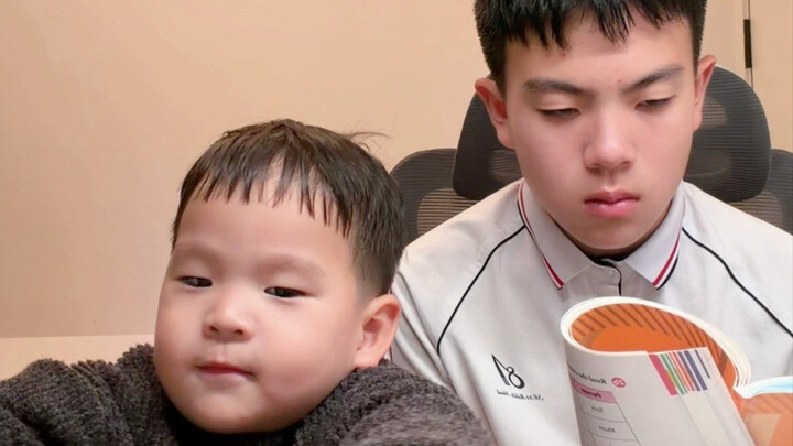 Adik: Kak, cobalah pangsit yang kubuat. Kakak: Enak sekali, aku tak pantas makan ini~