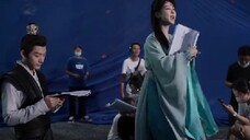 Yang Zi is "crazy"! Zhang Wanyi and Yang Zi's behind-the-scenes footage at the beach, why are they s