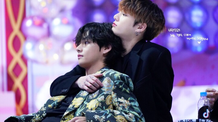  Jungkook & V share a moment enjoying music 