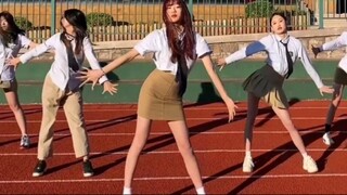 Young high school students danced to KDA's "more" to celebrate EDG's championship! !