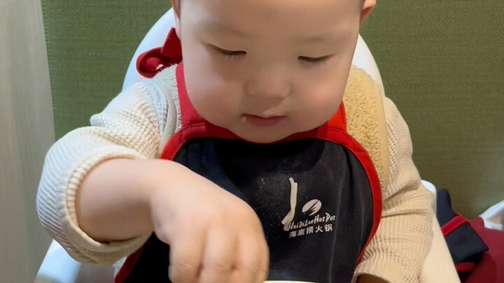 Bé hơn 1 tuổi ăn Hỏa Lão Địa Bàn thế nào?