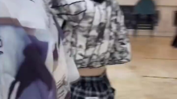 Ju Jingyi street snap after work: White Snake waist, perky butt