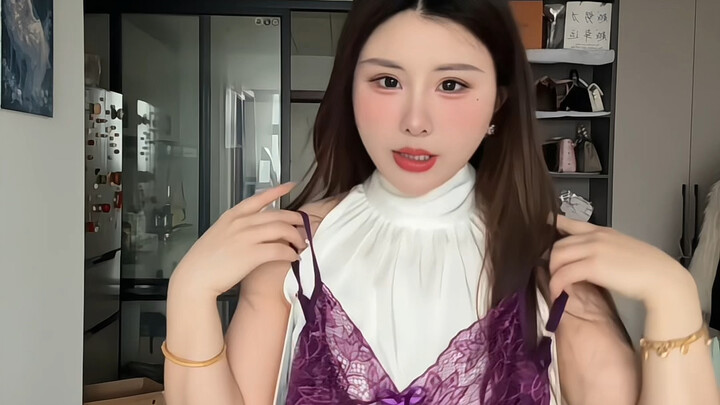 Thử thách fan tặng gì thì mặc nấy