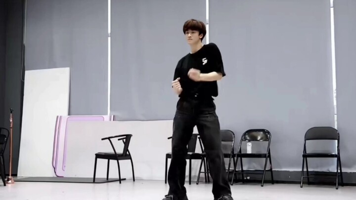 【Deng Jiaxin】Wait, so fans actually get to enjoy such great food? This handsome guy looks so pleasin