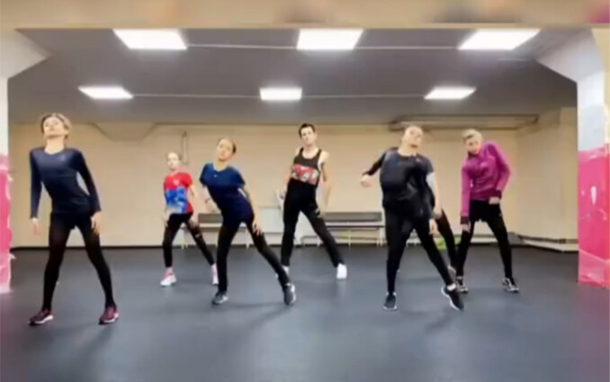 千金和k宝在俄罗斯国内的日常！两个美少女的身材真的是太棒了！