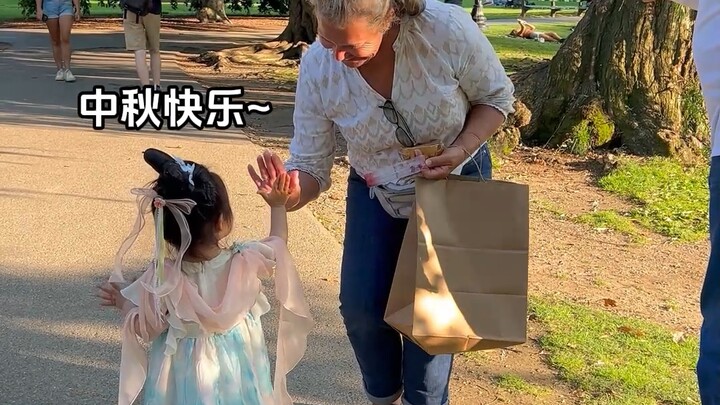 Đột nhiên xuất hiện thỏ ngọc Trung Quốc trên đường phố nước ngoài, ân cần cho người nước ngoài ăn!