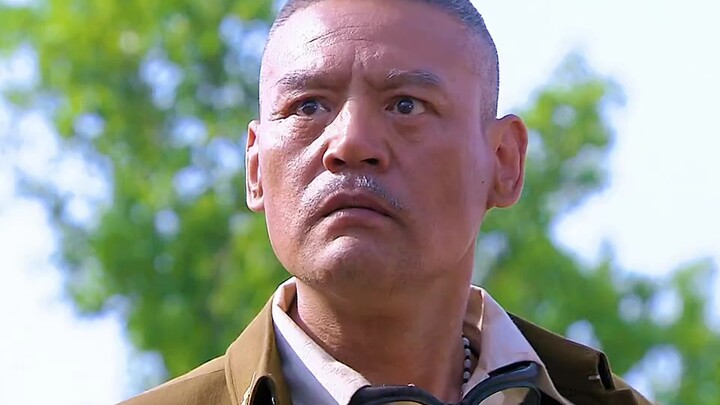 Bà cả phát hiện ra rằng chàng rể thực ra là gián điệp Nhật Bản, liền vội vàng chạy đi báo cáo với vị