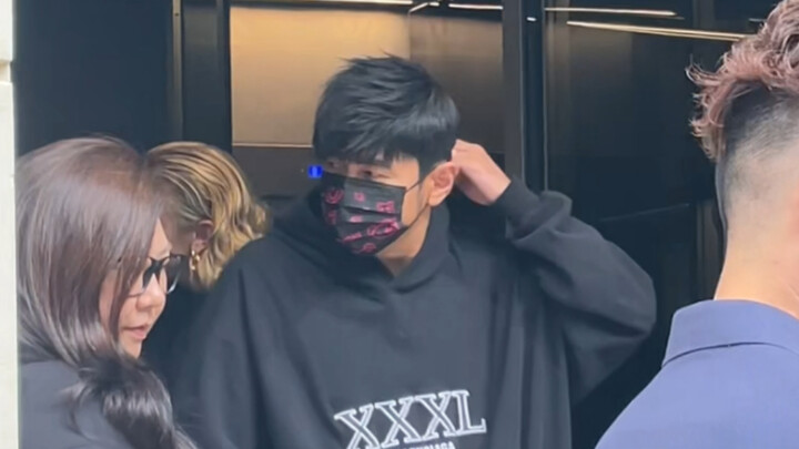 Cuối cùng cũng không uổng công chờ! Gặp Jay Chou ở Paris thật gần luôn!