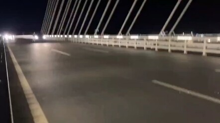 重庆女骑起飞失败，她的闺蜜哭哭啼啼喊救人